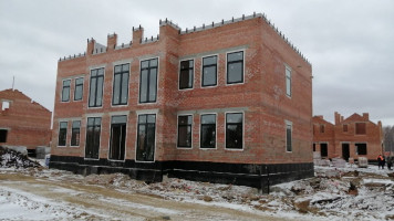 Двухэтажный кирпичный жилой дом площадью 269 кв.м